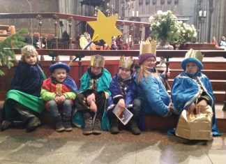Königlicher Besuch in Köln: Die Lintorfer Sternsinger waren im Dom zu Gast. Foto: Privat