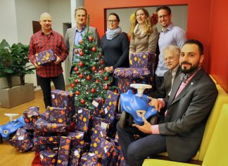 Die Wirtschaftsjunioren Niederberg übergaben 80 Weihnachtsgeschenke an die SKFM (v.l.): Andreas Haaf (Brummbär), Marcus Stimler (Geschäftsführer WJ), Julia Wenzik (Vormünderin SKFM), Ronja Zimmermann (Sozialpädagogin SKFM), Kevin Peter (Projekt „WJ für Kinder“), Willi Knust (SKFM-Geschäftsführer), Francesco Calio (Vorstand WJ). Foto: WJ