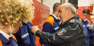 Der stv. Leiter der Feuerwehr Heiligenhaus, Jörg Brunnöhler, verleiht die Jugendflamme 1 an die Angehörigen der Jugendfeuerwehr Foto: Feuerwehr Heiligenhaus