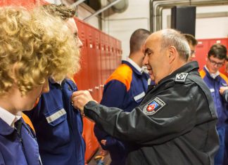 Der stv. Leiter der Feuerwehr Heiligenhaus, Jörg Brunnöhler, verleiht die Jugendflamme 1 an die Angehörigen der Jugendfeuerwehr Foto: Feuerwehr Heiligenhaus