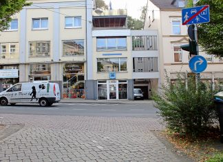 Schild entfernt: Autofahrer düfen jetzt rechts und links aus der Poststraße in Mettmann abbiegen.