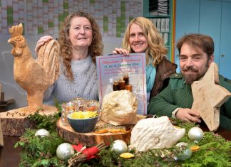 Haben das Programm zum Heiligenhauser Weihnachtsmarkt vorgestellt: Veronika Kautz, Irid und Hannes Johannsen. Foto: Mathias Kehren