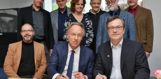 Das Berufskolleg Bleibergquelle hat einen Kooperationsvertrag mit der Universität in Stenden (NL)geschlossen. Hier , hier vertreten von Berufskolleg-Geschäftsführer Markus Berg (r.) und Hoschschuldirtektor Klaas Wybo van der Hoek beim unterzeichnen des Vertrags. Foto: Mathias Kehren