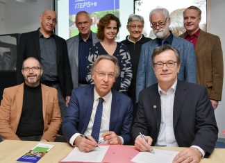 Das Berufskolleg Bleibergquelle hat einen Kooperationsvertrag mit der Universität in Stenden (NL)geschlossen. Hier , hier vertreten von Berufskolleg-Geschäftsführer Markus Berg (r.) und Hoschschuldirtektor Klaas Wybo van der Hoek beim unterzeichnen des Vertrags. Foto: Mathias Kehren