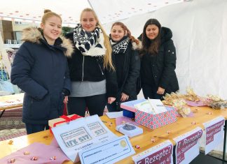 Die Schülerinnen und Schüler sind an den Samstagen vor Weihnachten auch auf dem Wochenmarkt vertreten. Foto: Berufskolleg Neandertal