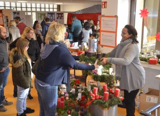 Der Adventsbasar, der im Konrad-Heresbach-Gymnasium zeitgleich zum Tag der offenen Tür stattfand, war gut besucht. Foto: Privat