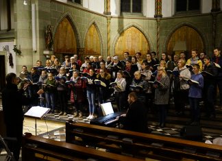 Eine Stellprobe mit beiden Chor-Gruppen diente als Vorbereitung auf das Konzert am zweiten Adventssonntag. Foto: Kai Büter
