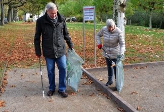 Die Vorstandsmitglieder Anita Schäfer und Hans-Werner Lange bei einer Aufräumaktion der "Aulen Mettmanner" an der neuen Boule-Anlage im Stadtwald. Foto: Aule Mettmanner