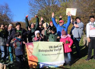 Eine besondere Ehre: Anfang November wurde der Garten mit der Auszeichnung „UN-Dekade-Projekt Biologische Vielfalt“ geehrt. Foto: Privat