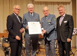 Baas Georg Hoberg (l.) und Vizebaas Edgar Dullni (r.) überreichten im Beisein des THW-Landesbeauftragten Hans Ingo Schliwienski die Urkunde und Dumeklemmerplakette an Gerhard Gärtner vom THW-Ortsverband Ratingen (2.v.r.) Foto: Ratinger Jonges