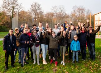 Mitglieder des Jugendrates und Besucher des „Phoenix“ freuen sich über den neuen Jugendspielplatz Am Gratenpoet in Tiefenbroich. Jörg Weskamp, Diana Schubert (beide Kommunale Dienste) und Michael Hansmeier (Jugendamt, v.r.n.l.) lassen sich von der Begeisterung gerne anstecken. Foto: Maik Grabosch