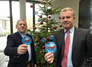 Paul Schipper, Vorsitzender der Geschäftsführung von Lhoist Germany (re.) und Wolfgang Petz, Deutsches Rotes Kreuz, Ortsverein Wülfrath, starteten gemeinsam die Weihnachtsaktion „Wunscherfüller“.