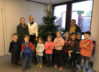 (v.l.) Jacqueline Fahl, Bürgermeisterin Dr. Claudia Panke und Ilona Schramke mit Kindergartenkindern der Kita Wilhelmstraße (Stadtspatzen). Foto: Stadt Wülfrath