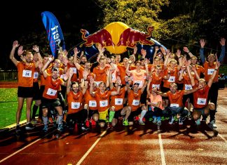 Die 35 Läuferinnen und Läufer sind nass, aber gut gelaunt. Foto: Meinolf Runte