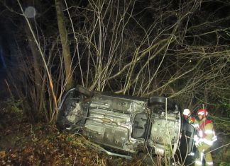 Das Auto landete bei dem Unfall auf dem Dach im Straßengraben.