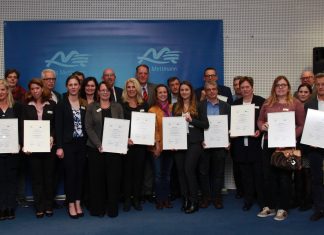 Die Vertreter der Lernpartnerschaften mit ihren Urkunden