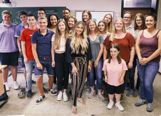 Für die VOX-Sendung "Der Vertretungslehrer": Youtube-Star Dagi Bee redet mit der Klasse über "Hass im Netz". Foto: MG RTL D / Guido Engels