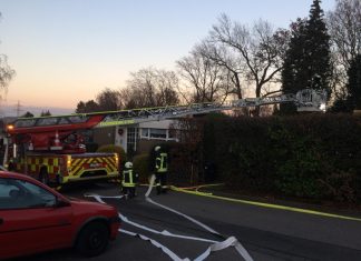 Das Feuer in Metzkausen ist möglicherweise die Folge von Brandstiftung: Die Polizei ermittelt. Foto: Feuerwehr Mettmann