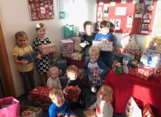 Haben für die Mettmanner Tafel Geschenke gepackt: Kinder der Kita Obschwarzbach. Foto: Privat