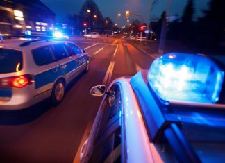 Vor einem Haus an der Magdeburger Straße sind zwei Mülltonnen ausgebrannt: Die Polizei vermutet Brandstiftung. Foto: Jochen Tack