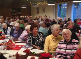 Stimmten sich an vollen Tischen auf das Weihnachtsfest ein: Die Gäste der Seniorenweihnachtsfeier im Johanneshaus. Foto: Privat