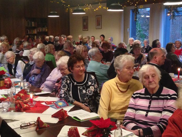 Stimmten sich an vollen Tischen auf das Weihnachtsfest ein: Die Gäste der Seniorenweihnachtsfeier im Johanneshaus. Foto: Privat