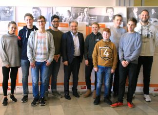 Bürgermeister Thomas Dinkelmann (m.) und Ogün Yilmazer von der Mettmanner Jugendförderung (r.) mit den Schülervertretern der weiterführenden Schulen. Foto: Kreisstadt Mettmann