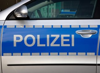 Die Polizei bittet Hundebesitzer, aufmerksam zu sein: Auf der Falkenstraße in Erkrath sind präparierte Wurstköder gefunden worden. Foto: Jochen Tack