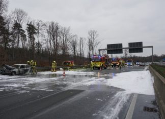 Die Fahrbahn in Richtung Essen musste voll gesperrt werden. Foto: Feuerwehr Ratingen