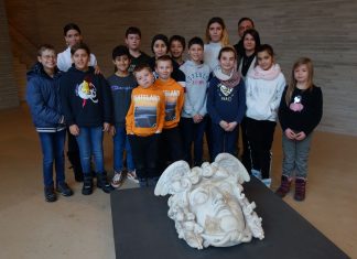 An der Maske der Gorgo Medusa versammelten sich die Ausflügler für ein Gruppenbild. Foto: Stadt Ratingen