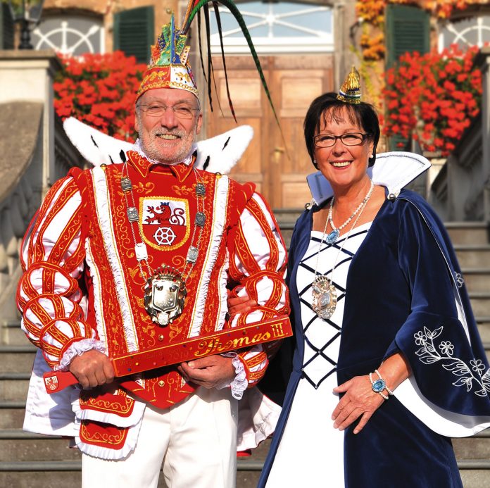 Bitten um Spenden statt Geschenke: Thomas III. und Traudel I, das Prinzenpaar 2019 der Stadt Ratingen. Foto: Peter Hense
