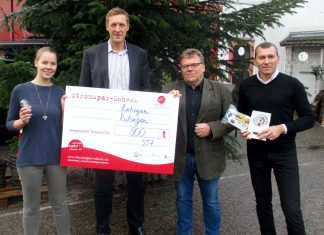 Unterstützen den Stromspar-Check der Caritas in der Stadt Ratingen: Martin Gentzsch (Stadtkämmerer und zuständiger Dezernent für das Klimaschutzkonzept), Elena Plank (Klimaschutzmanagerin der Stadt Ratingen), Thomas Rasch (Bereichsleiter Integration und Rehabilitation der Caritas) und Vadim Khmelnytskyy (Projektkoordinator im Energiesparservice der Caritas). Foto: Stadt Ratingen