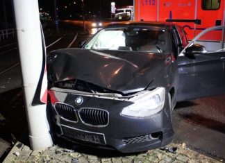 Der BMW des 19 Jahre alten Fahrers prallte gegen einen Strommast. Foto: Polizei Mettmann