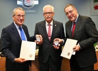Ehrung im Kreistag: Martin Lindemann, Landrat Thomas Hendele, Ulrich Rüther. Foto: Kreisverwaltung