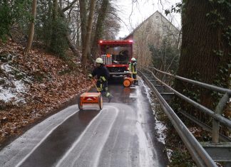 Die Feuerwehr brauchte sieben Stunden, um die Ölspuren zu beseitigen.