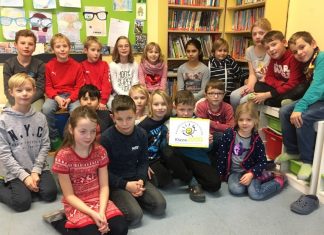 Die "Froschklasse" (3a) präsentiert das Zertifikat der Lindenschule.