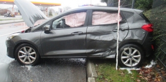 Der Wagen wurde bei dem Unfall gegen einen Metallzaun geschleudert. Foto: Polizei Mettmann