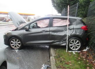 Der Wagen wurde bei dem Unfall gegen einen Metallzaun geschleudert. Foto: Polizei Mettmann