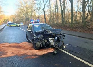 Hoher Schaden: einer der Unfallwagen. Foto: Feuerwehr Wülfrath