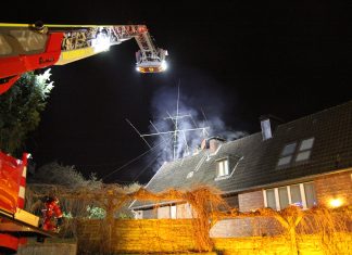 Die Feuerwehr hat den Dachstuhlbrand schnell unter Kontrolle gebracht. Foto: Feuerwehr Mettmann