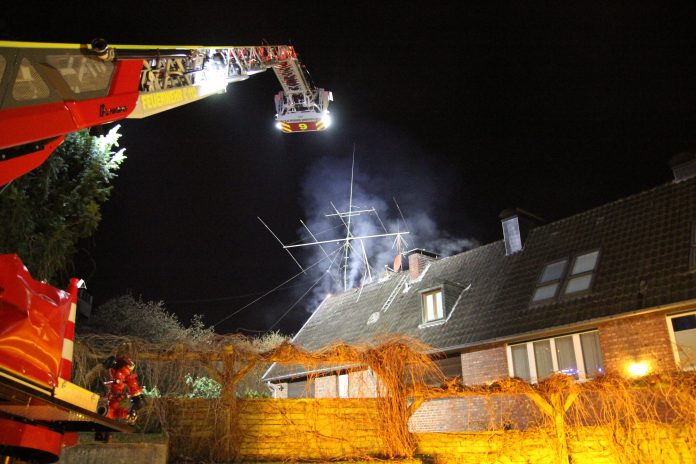 Die Feuerwehr hat den Dachstuhlbrand schnell unter Kontrolle gebracht. Foto: Feuerwehr Mettmann