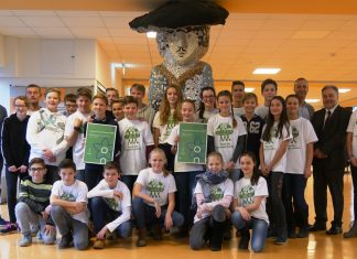 Die beiden Siegergruppen freuen sich über den innogy Klimaschutzpreis. Foto: Privat