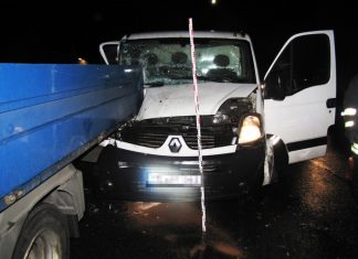 Der Renault des betrunkenen Fahrers prallte ungebremst in das Heck eines Lastwagens.. Foto: Polizei Mettmann
