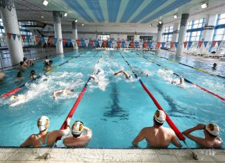 68 Frühschwimmer wurden beim Lichterschwimmen ins Weihnachtsstimmung gebracht. Foto: Symbolisch, pixabay