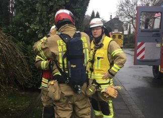 Einsatzkräfte der Feuerwehr an der Einsatzstelle. Foto: Feuerwehr Ratingen