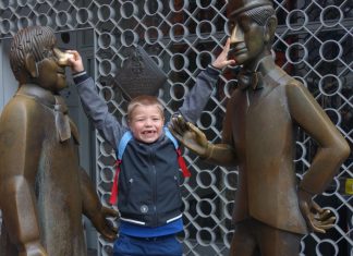 Auch ein Abstecher zum Denkmal von Tünnes und Schäl – hier mit dem siebenjährigen Lukas – ist beim Köln-Ausflug geplant. Foto: Stadt Ratingen