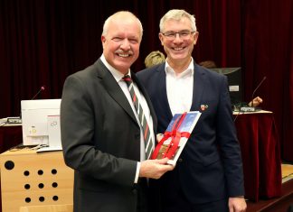 Wurde in der Ratssitzung ohne Gegenstimmen wiedergewählt: Der Erste Beigeordnete Rolf Steuwe (li.), im Bild mit Bürgermeister Klaus Pesch. Foto: Stadt Ratingen.