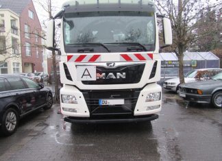 Der Müllwagen am Unfallort auf dem Parkplatz am Hösel. Foto: Polizei Mettmann