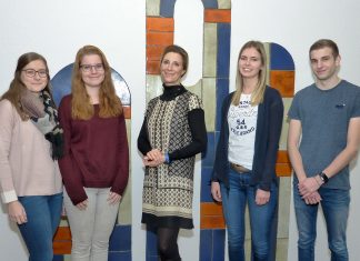 Die Absolventen mit ihrer Ausbildungsleiterin (v.l.): Laura Wilms, Kirsten Schneider, Claudia Lück-Rüth, Sarah Rönsch und Maximilian Käppler Foto: Finanzamt Velbert