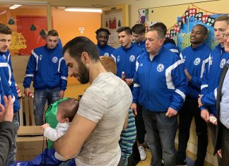 Die erste Mannschaft der SSVg Velbert war auf der Kinderstation im Klinikum zu Besuch. Foto: Sören Mundt